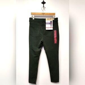 NWT pair of Seven7 Skinny Leggings sz 14